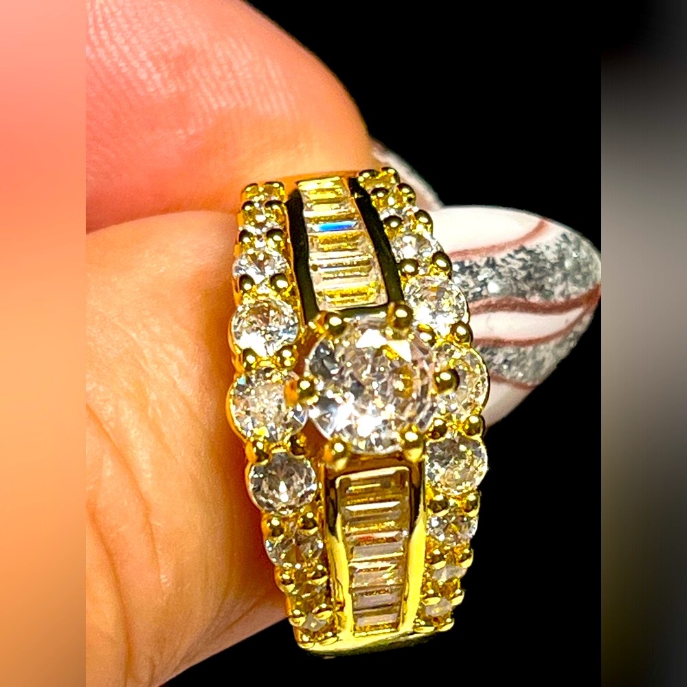 Stunning Wide band wedding style gold ring-NWOT